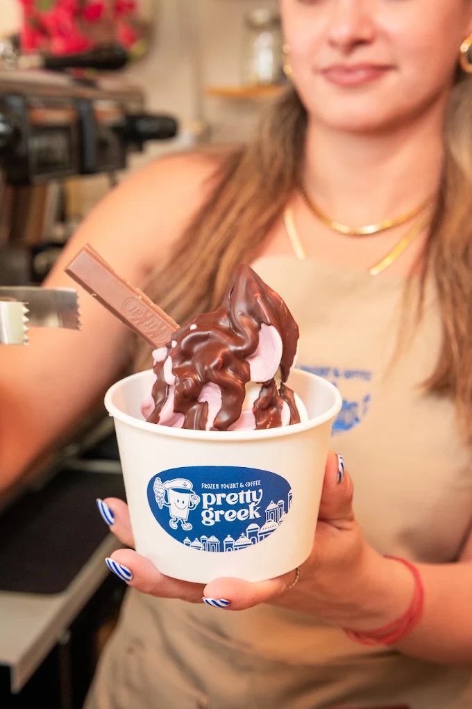 Copa de frozen yogurt con KitKat, malvavisco y chocolate derretido
